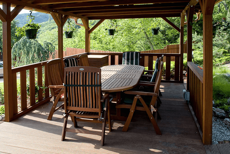 Exteriérová drevená terasa s drevenými doplnkami na mieru - stôl, stoličky.