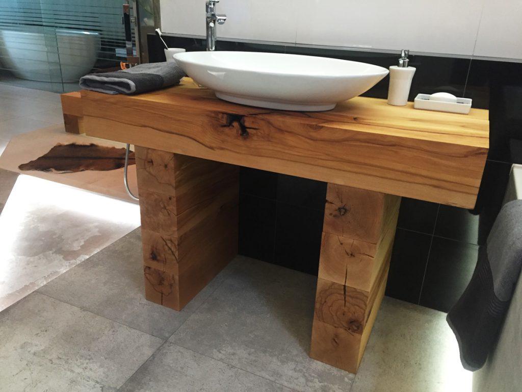Masívny kúpeľňový nábytok z dreva vytvorený na mieru