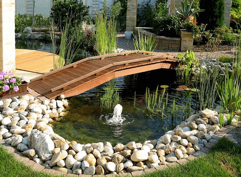 Záhradné jazierko s dreveným mostíkom a terasou z dreva na mieru. Drevené doplnky na mieru.