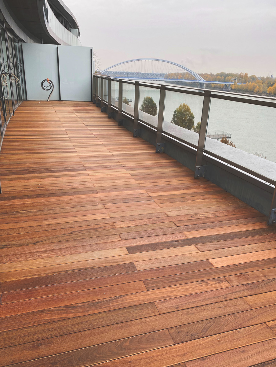 Montáž drevenej balkónovej terasy z exotickej dreviny Ipe.