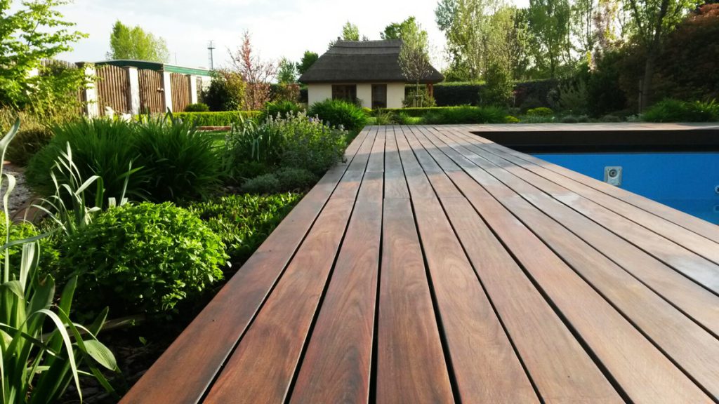 Inštalácia terasy s bazénom z kvalitnej exotickej dreviny, aké drevo na terasu, ipe terasa okolo bazenu, drevo okolo bazena