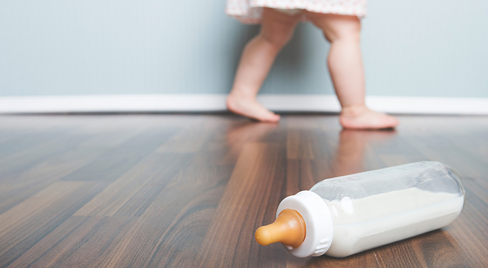 Zdravotne nezávadná drevená parketová podlaha je bezpečná aj pre deti, bez škodlivých chemikálií.