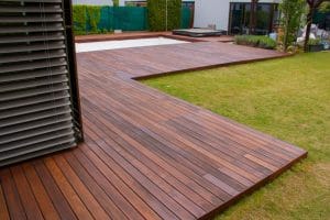 Stavba, realizácia a renovácia drevenej terasy na záhrade.