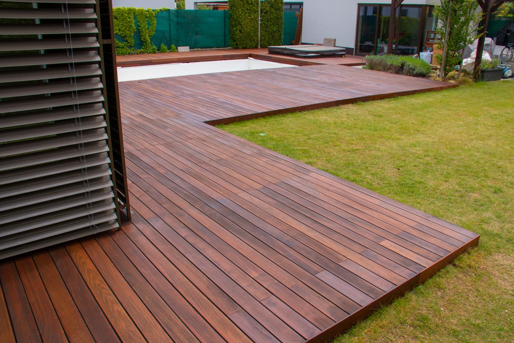 Stavba, realizácia a renovácia drevenej terasy na záhrade.