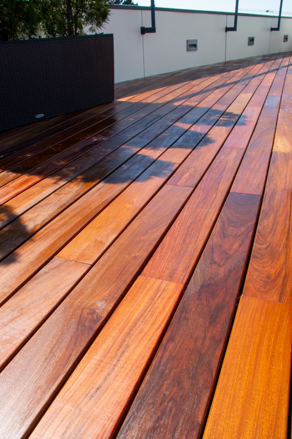 Stavba drevenej terasy z exotického dreva Ipe. Nová balkónová terasa z dreva, lacné terasové dosky
