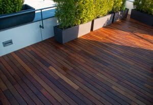 Drevená podlaha na balkón a terasu. Montáž drevenej podlahy na balkóny a záhradné terasy, Porovnanie Cumaru a Ipe