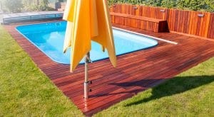 Top inšpirácie pre drevené terasy okolo bazéna, drevena terasa okolo bazena, vstavané sedenie na terase