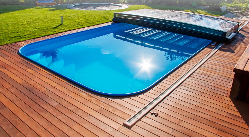 Dlažba na terasu - betón alebo drevo?, drevena terasa okolo bazenu, ipe terasa s bazenom, drevena terasa okolo bazena