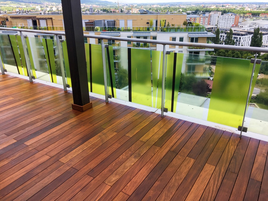 Drevená balkónová terasa z exotického dreva Ipe, naša realizácia drevenej terasy z Ipe terasových dosiek v Bratislave