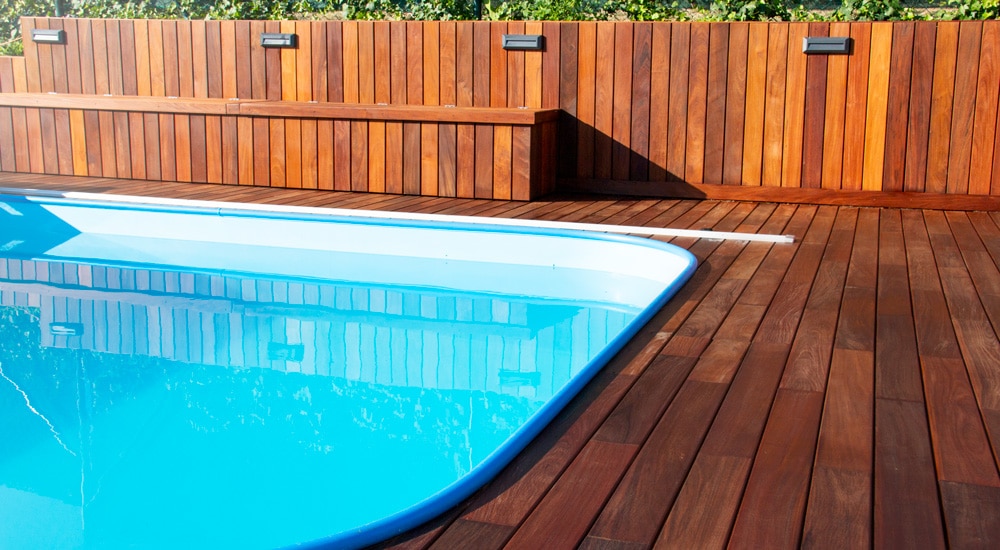 Top inšpirácie pre drevené terasy v roku 2021, exotické drevo ipe okolo bazéna, ipe terasa okolo bazena