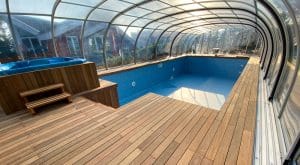 Čo dať okolo bazéna, drevo okolo bazena, kryta terasa okolo bazena, drevena terasa okolo bazena s virivkou, bazen s virivkou, drevené obloženie vírivky