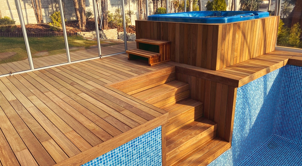 Realizácia krytej terasy s bazénom a vírivkou, trendy v stavbe terás, drevená terasa pri bazéne, drevená terasa okolo bazénu, ipe, ipe drevo, ipe terasa pri bazéne