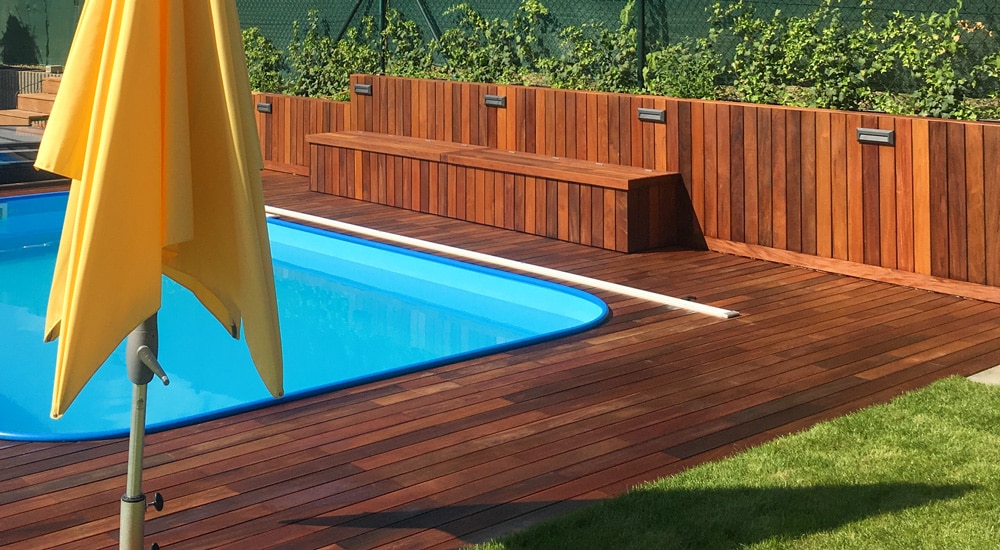 terasové dosky montáž, ipe terasa, terasové dosky ipe okolo bazéna, exotické drevo ipe, terasa okolo bazéna z exotického dreva Ipe, vstavané sedenie na terase