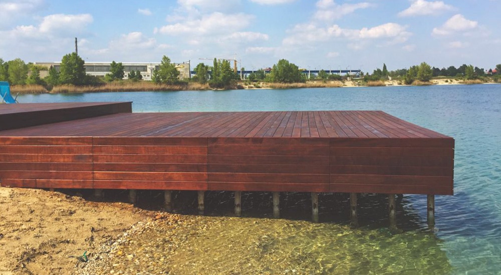 drevena terasa na jazere, drevené mólo na jazere, montáž terasy, montáž drevenej terasy pri vode, terasa pri vode, drevené terasy,