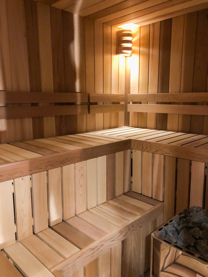 Interiér drevenej sauny z Kanadského Červeného Cédru, sauna, drevená sauna zvnútra