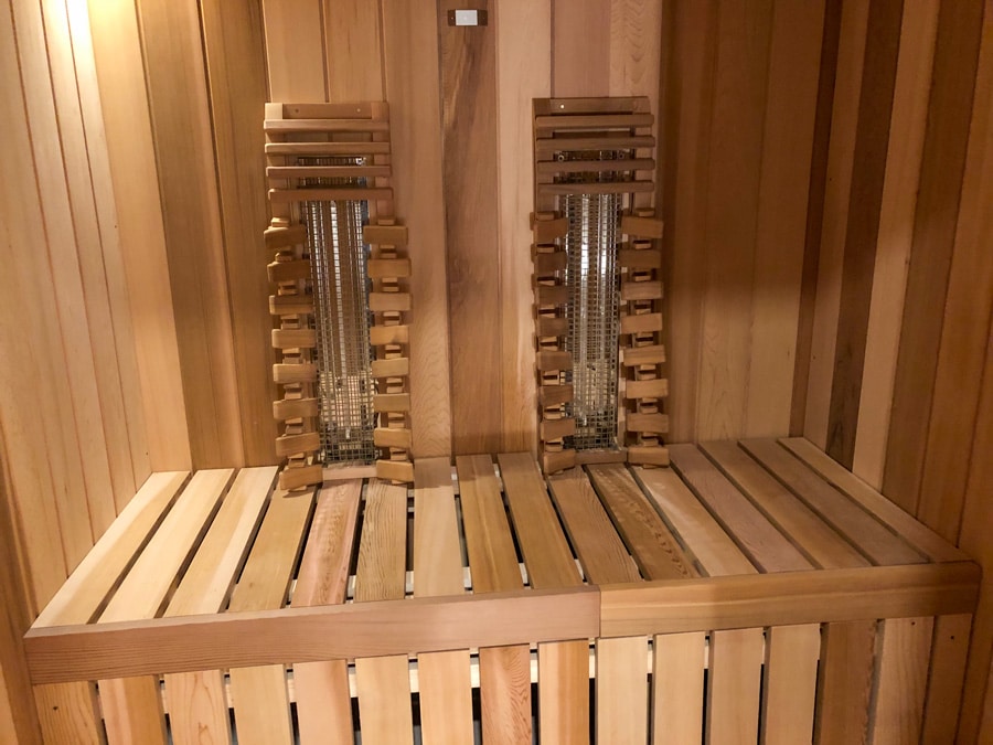 žiariče v saune, sauna po dokončení, interiér drevenej sauny, Červený kanadský céder v saune