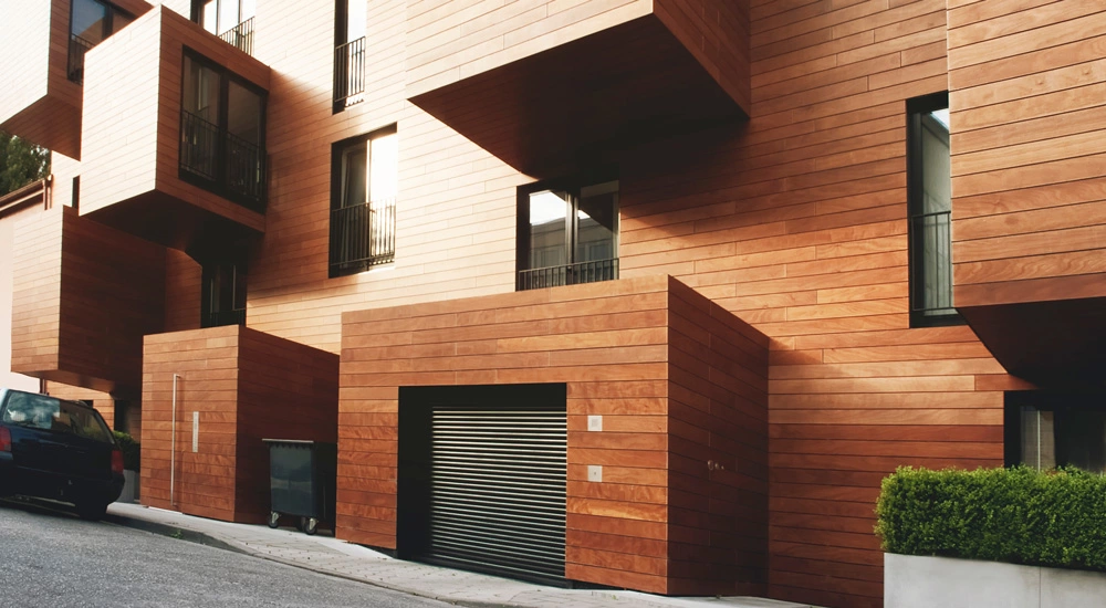 drevená fasáda na modernej bytovej novostavbe v Hamburgu.