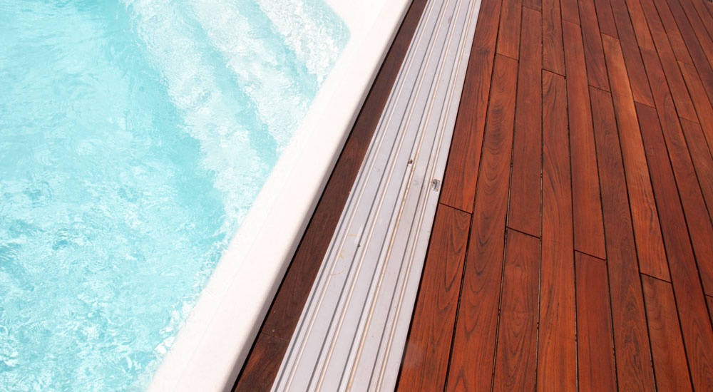terasa pri bazéne, exotické drevo, terasa z exotického dreva, exotické drevo pri bazéne, drevená terasa okolo bazéna