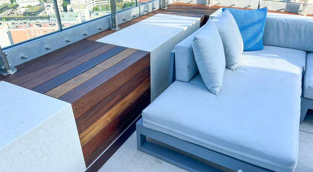 efektné dizajnové prvky z dreva, ktoré boli súčasťou realizácie balkónovej terasy dômyselne dopĺňajú a vyepšujú celkový dojem priestoru.