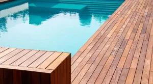 dizajn záhradnej terasy, terasa pri bazene, drevo okolo bazéna, terasa okolo bazénu, ipe, ipe drevo pri bazene, drevená terasa okolo bazénu, dizajn terasy, luxusná terasa s bazénom