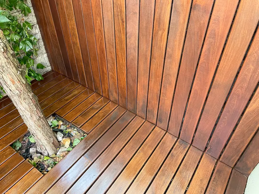 Drevené obklady po dôkladnom vyčistení a nanesení špeciálneho pigmentového oleja. Renovácia terasy na mieru.