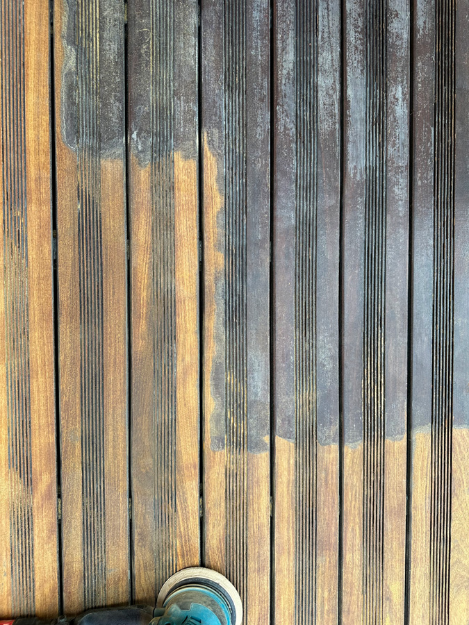 Proces renovácie drevenej terasy - čistenie terasových dosiek špeciálnym brúsením.