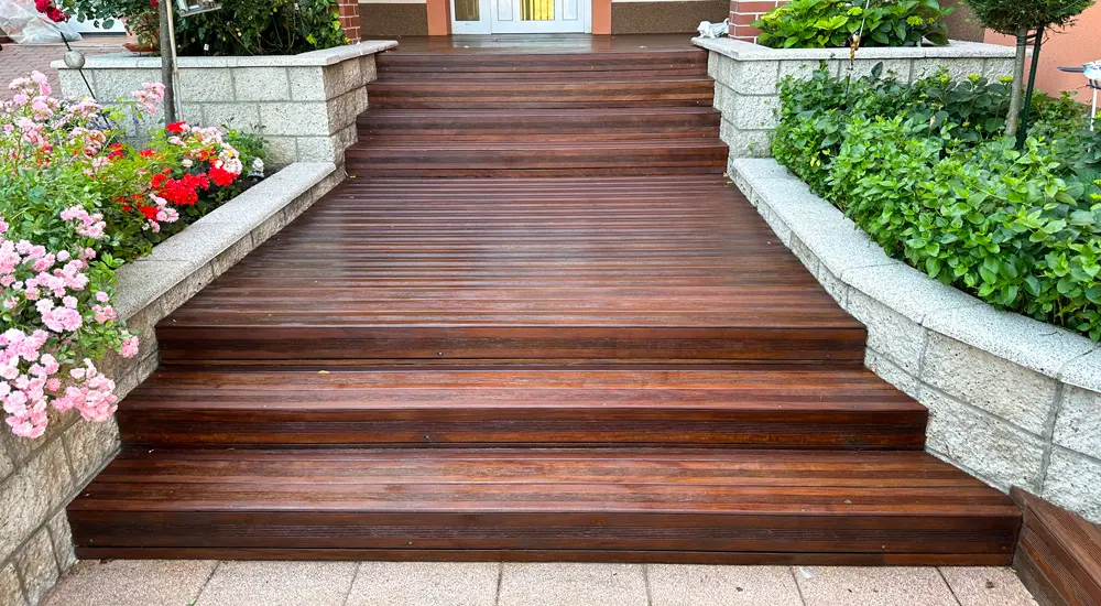 renovácia drevených schodov a terasy v exteriéri, výsledkok našej renovácie drevených dosiek