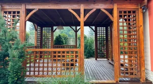 drevený altánok, drevená pergola nad terasou, montáž drevenej pergoly nad terasou, prestrešenie terasy