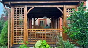 renovácia dreveného altánku, renovácia drevených povrchov, renovácia dreveného prístrešku k terase