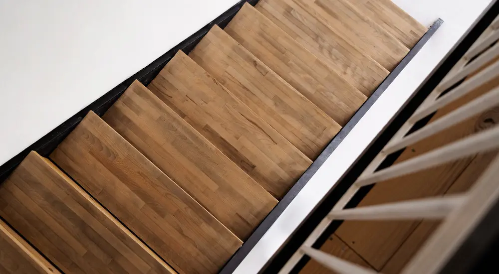 renovácia schodov v interiéri, renovácia drevených schodov vnútri domu, renovácia a oprava drevených schodov, renovácia dreveného schodiska